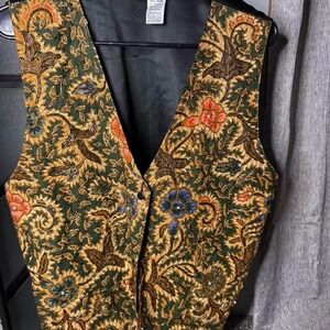 Green and gold paisley vest with beaded details #boho #festival